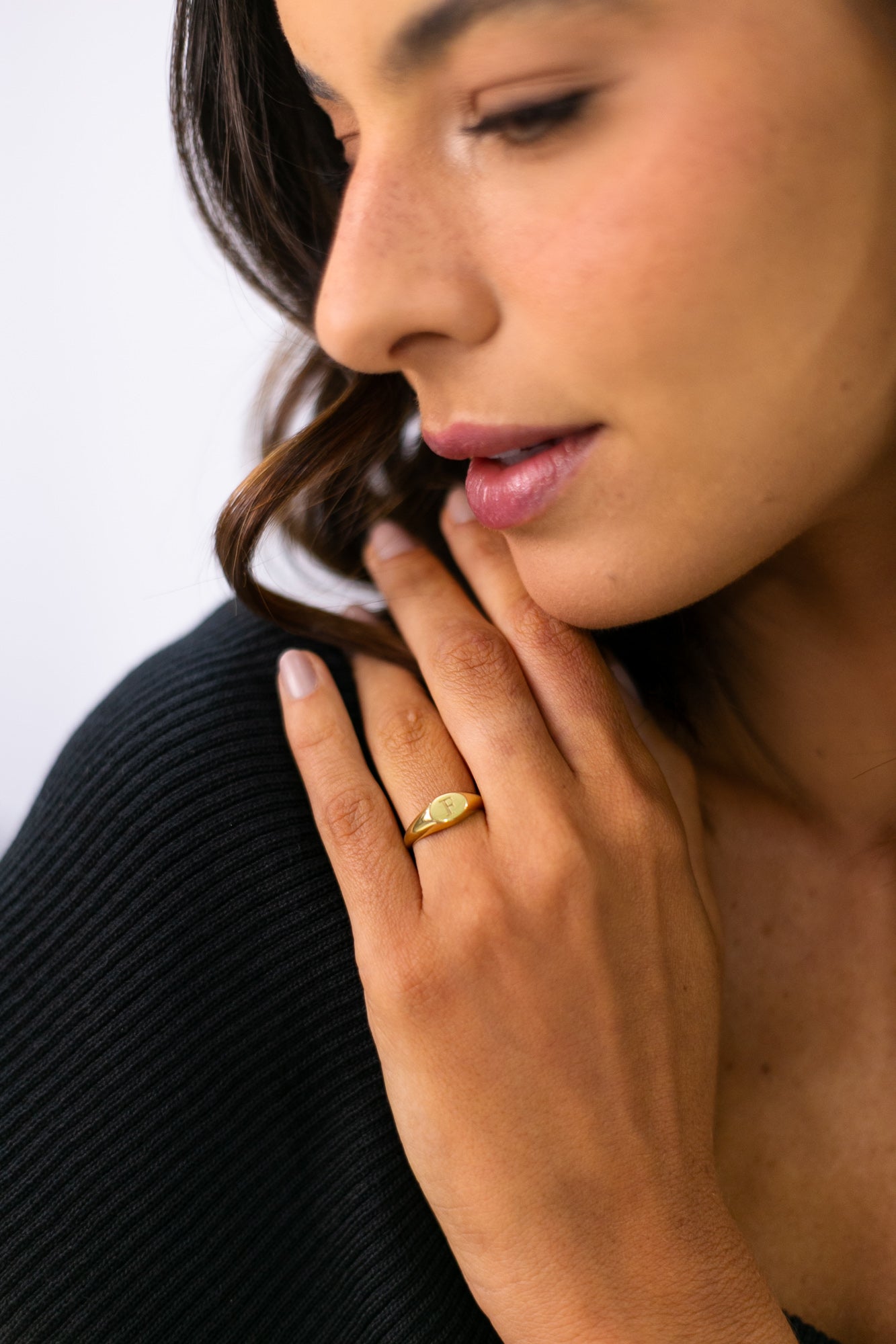 ANEL DEDINHO INICIAL GRAVADA – OURO 18K