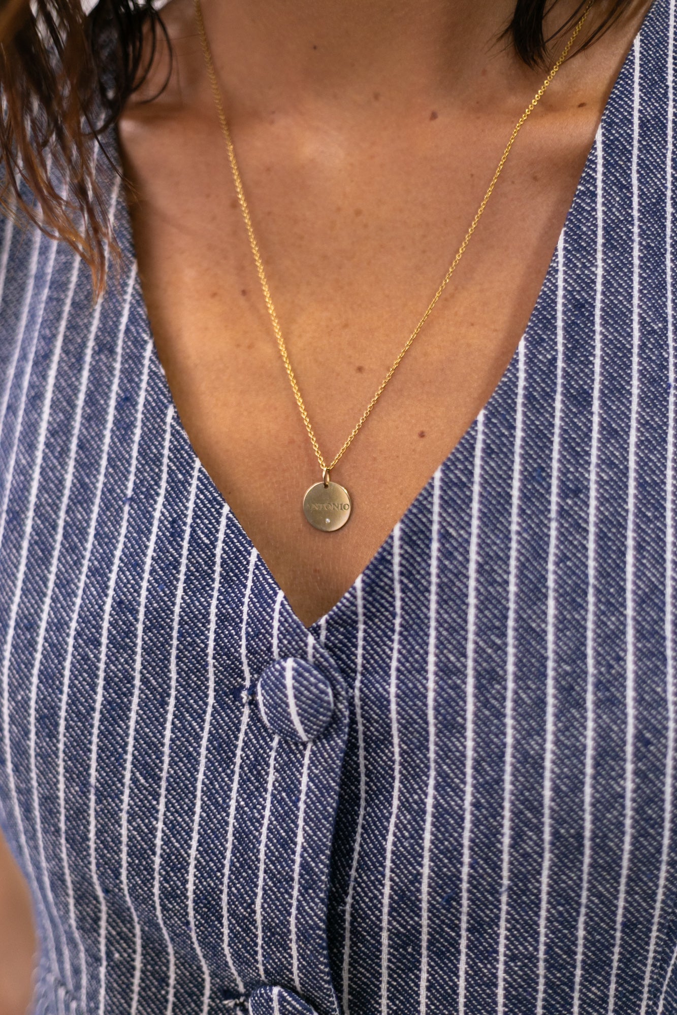 PINGENTE MEDALHA PERSONALIZADA - PRATA E SAFIRA