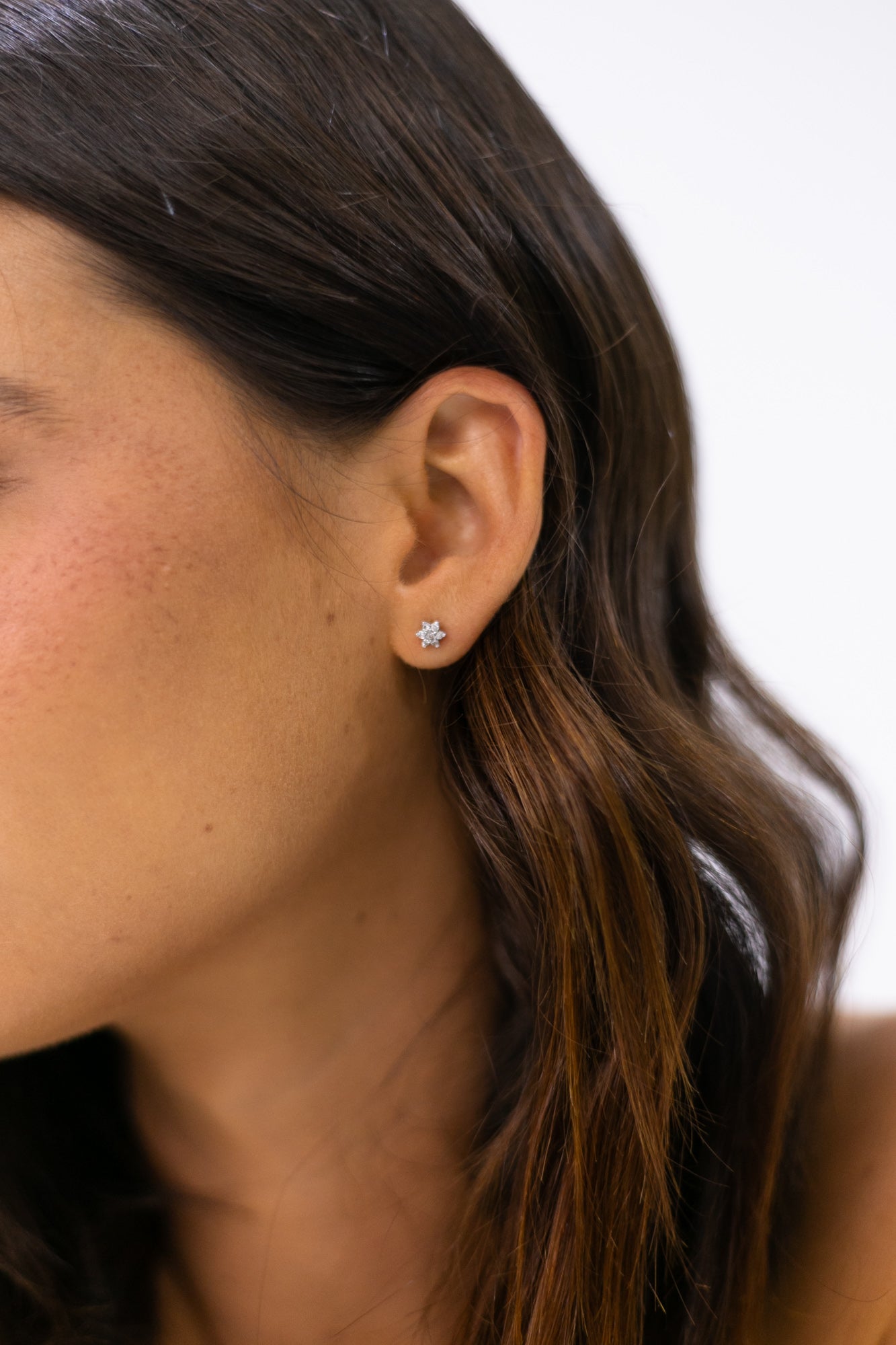 Brinco flor mini em ouro 18k sustentável com diamantes naturais | Marine Joias