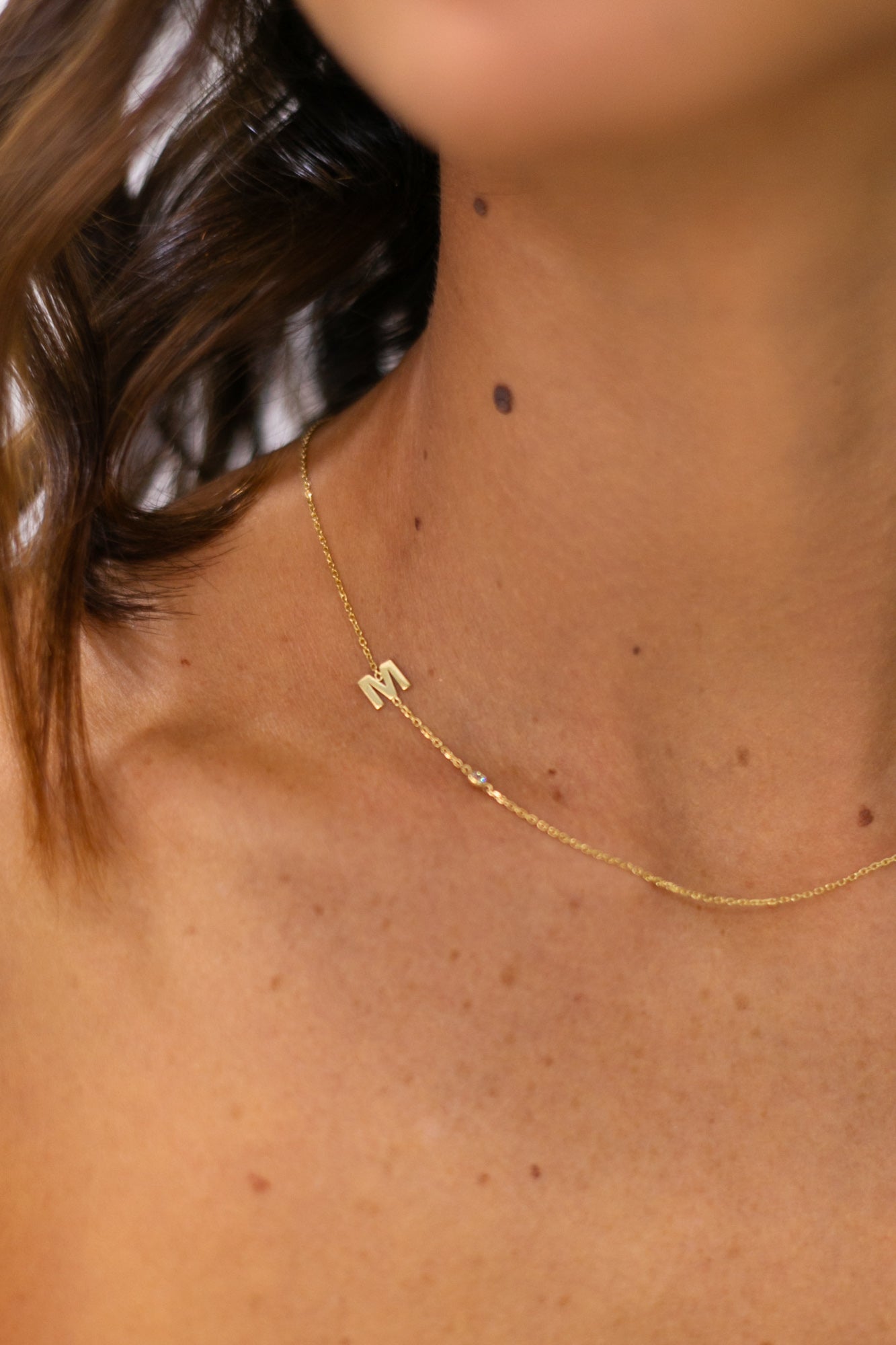 COLAR 1 LETRA E DIAMANTE – OURO 18K
