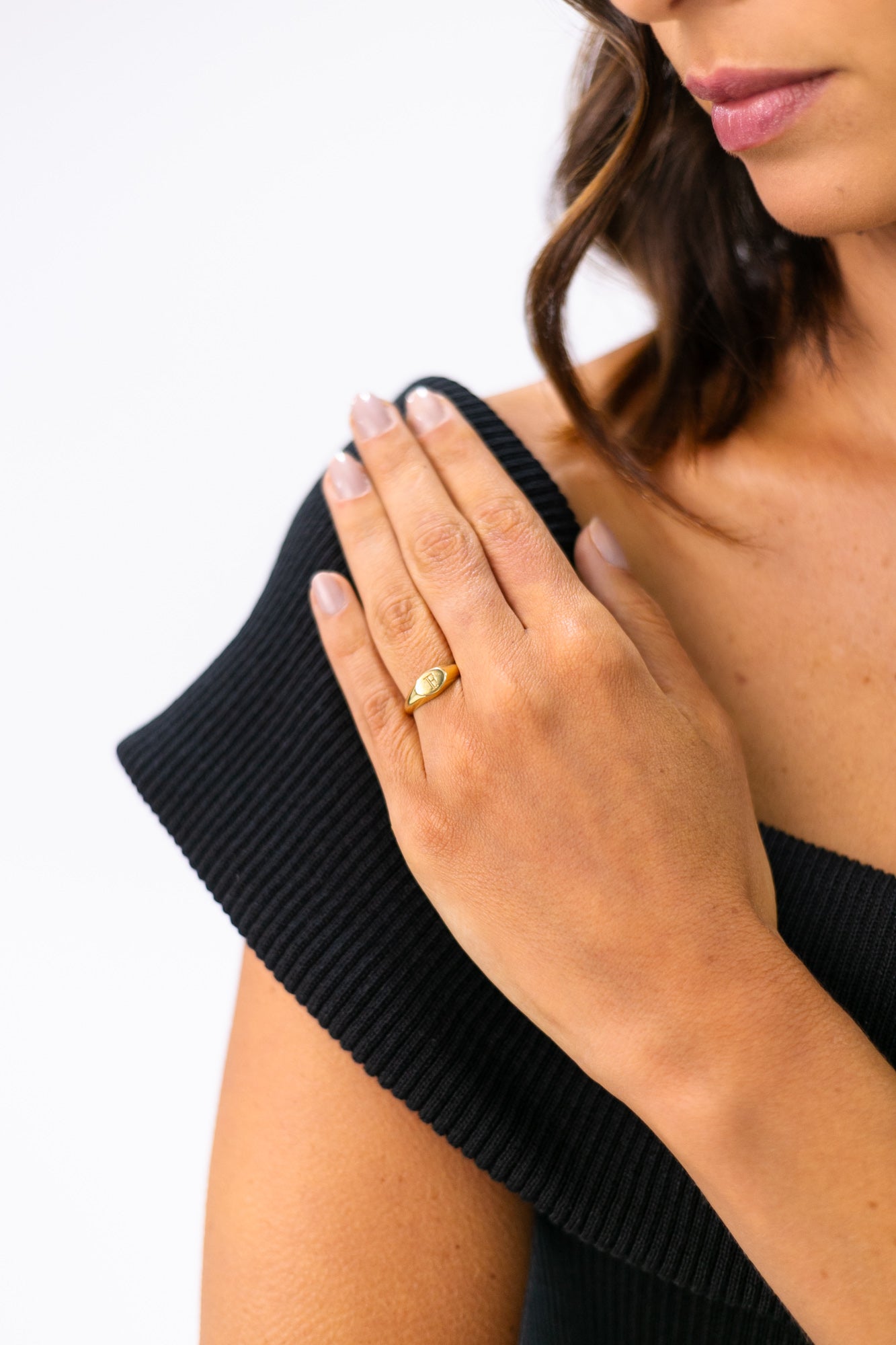 ANEL DEDINHO INICIAL GRAVADA – OURO 18K