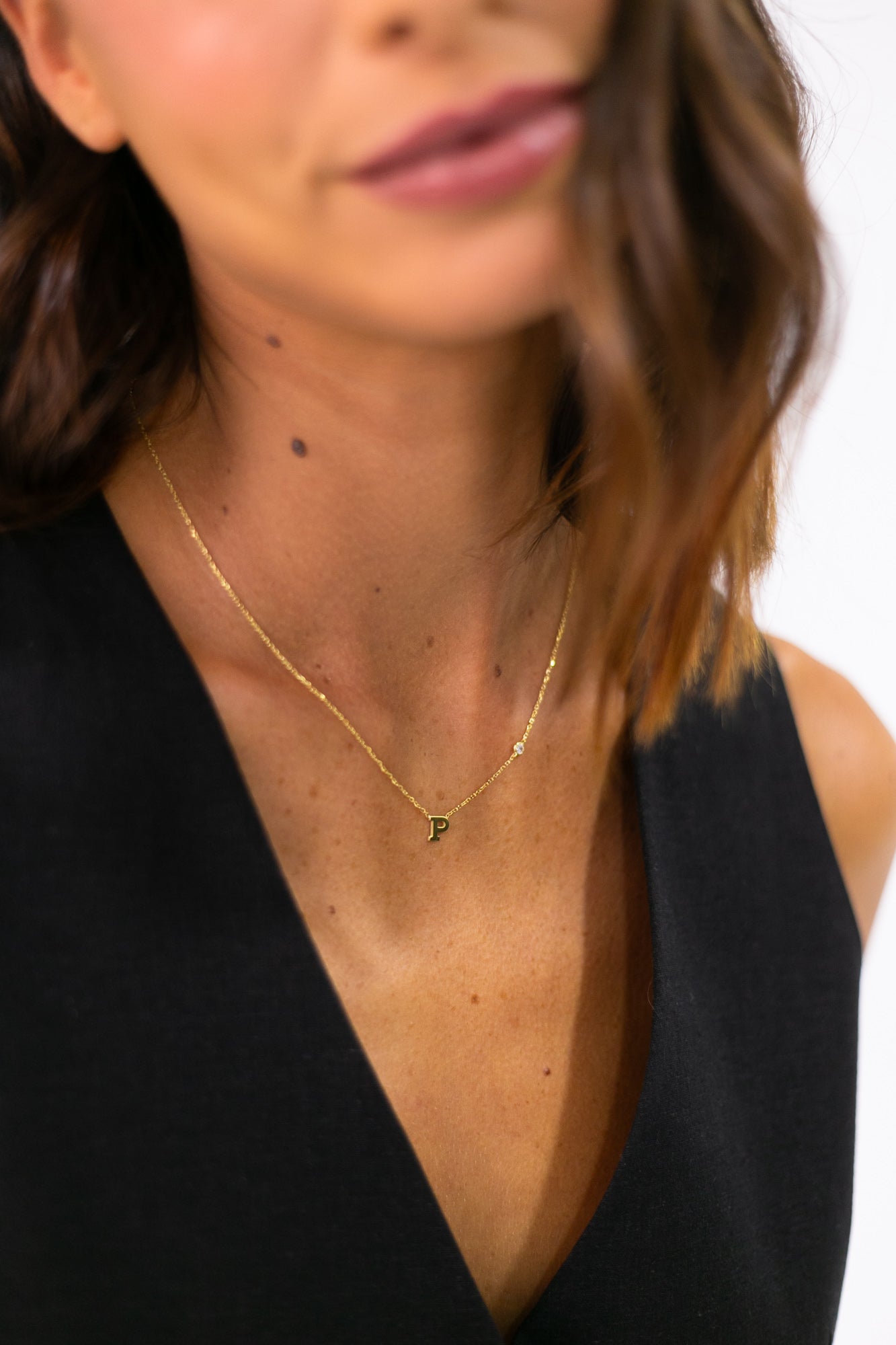 COLAR 1 LETRA CENTRAL E DIAMANTE – OURO 18K
