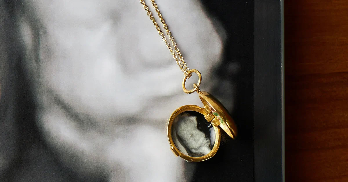 Pingente Relicário em Ouro 18k: O que Guardar, O que Carregar