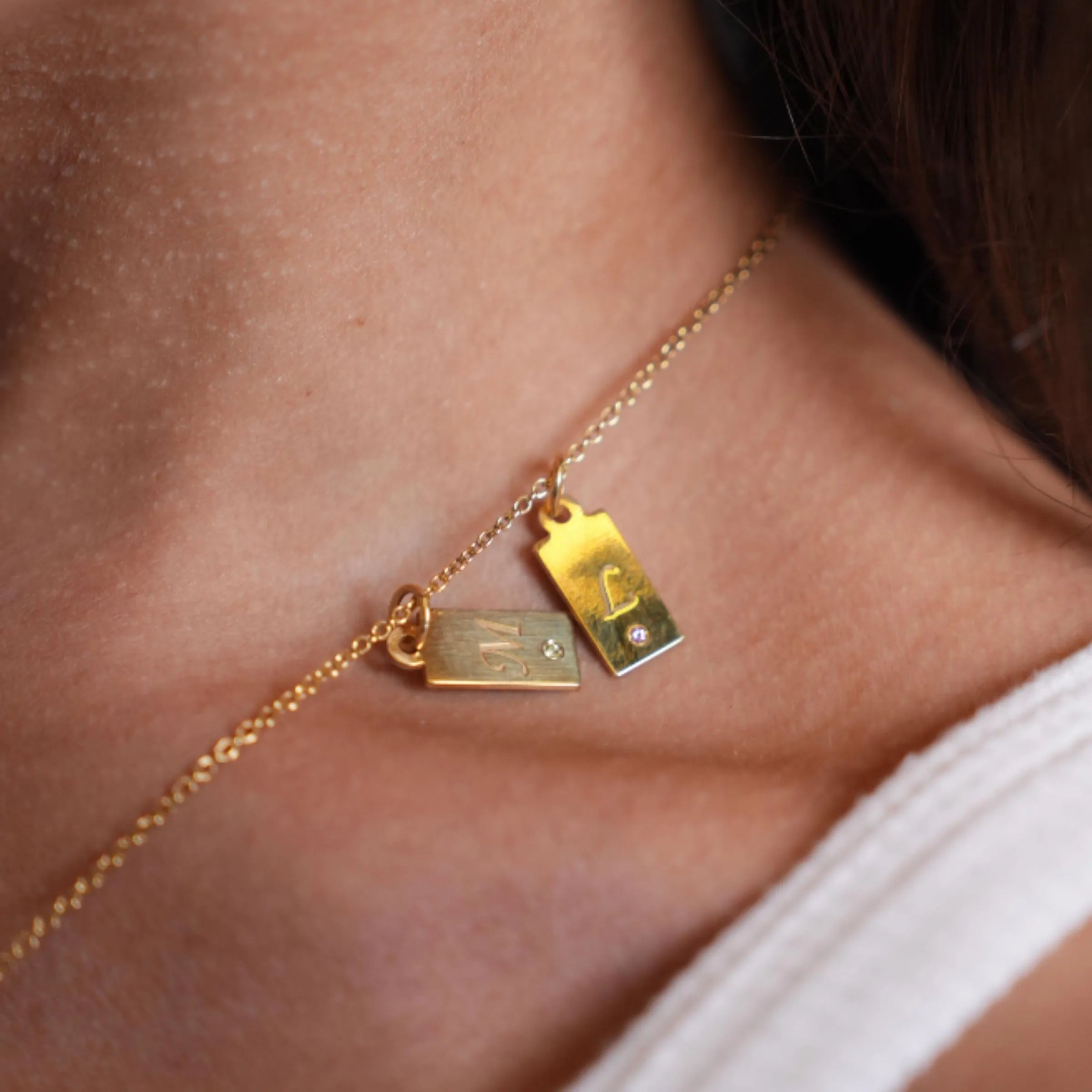 PINGENTE PLAQUINHA INICIAL LOU - Ouro 18k Marine Joias