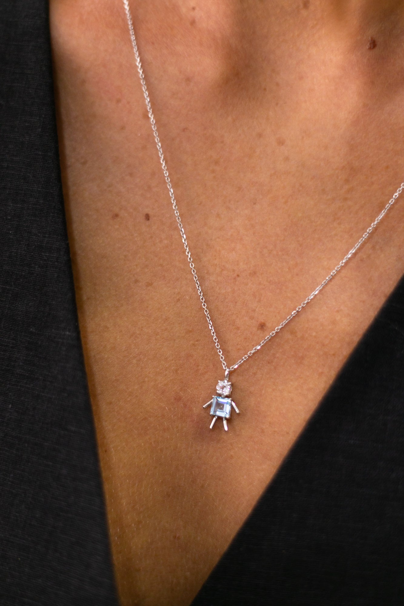 PINGENTE MENINO - OURO 18k E TOPÁZIOS