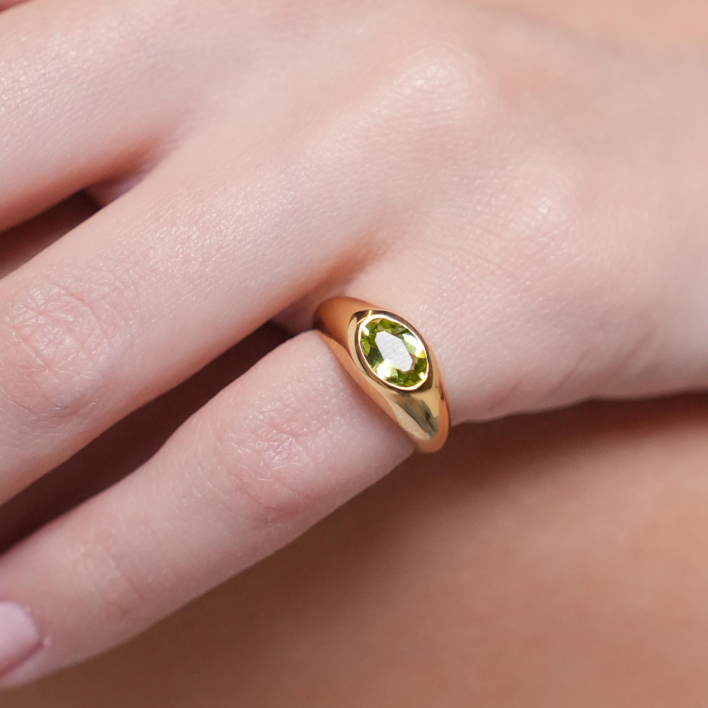 ANEL DE DEDINHO PEDRA OVAL - LOU – Ouro 18k Marine Joias
