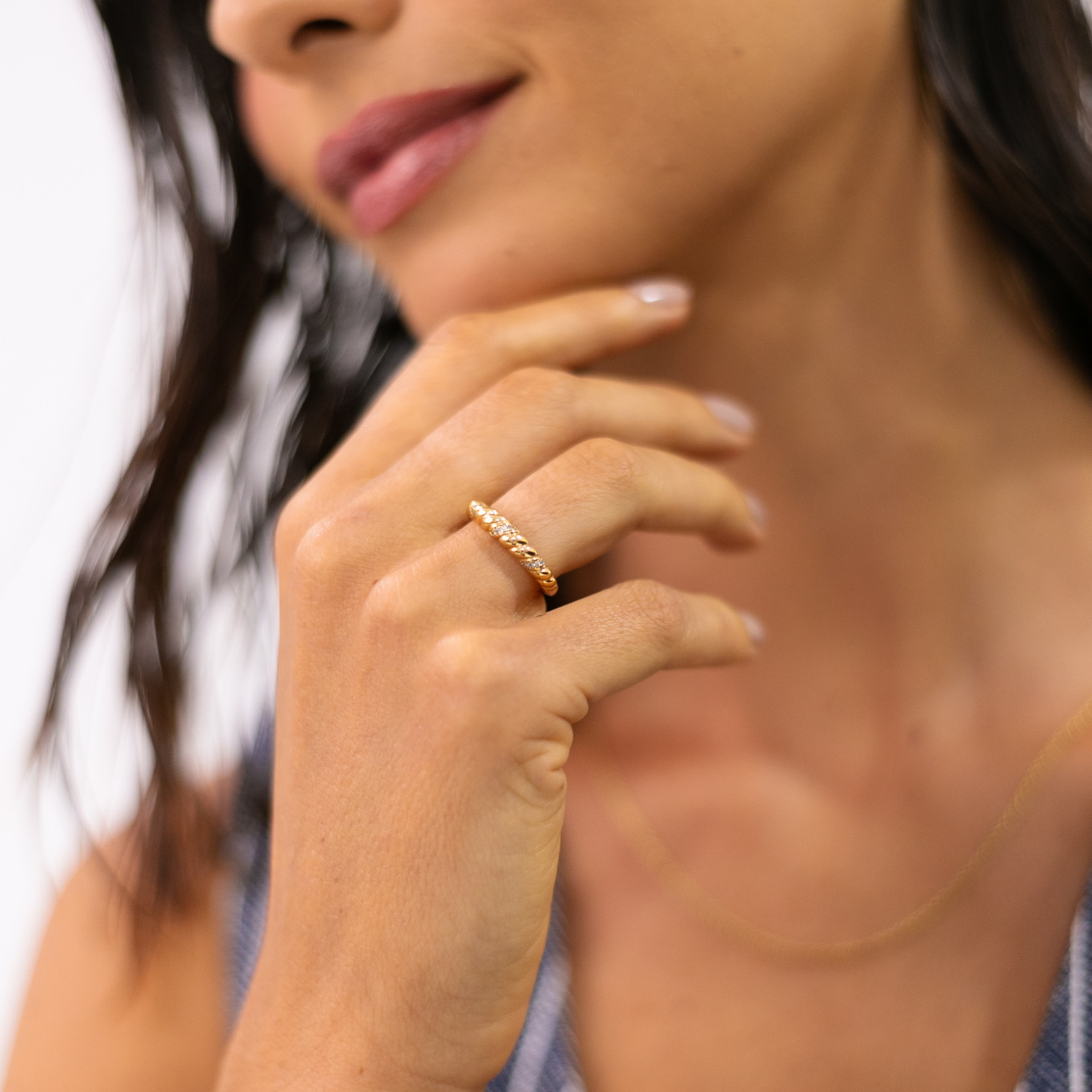 ANEL TORCIDO COM DIAMANTES - OURO 18K