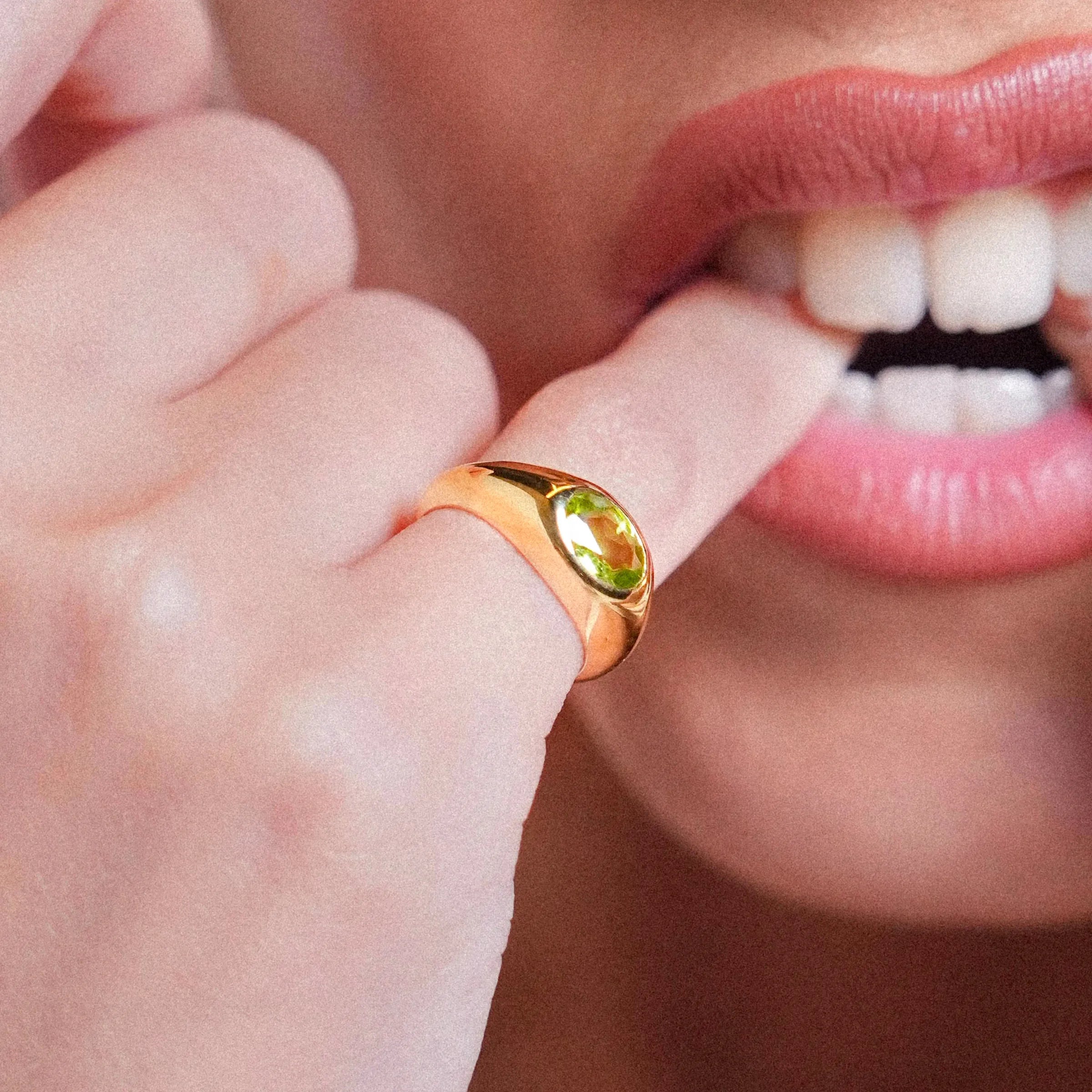 ANEL DE DEDINHO PEDRA OVAL - LOU – Ouro 18k Marine Joias