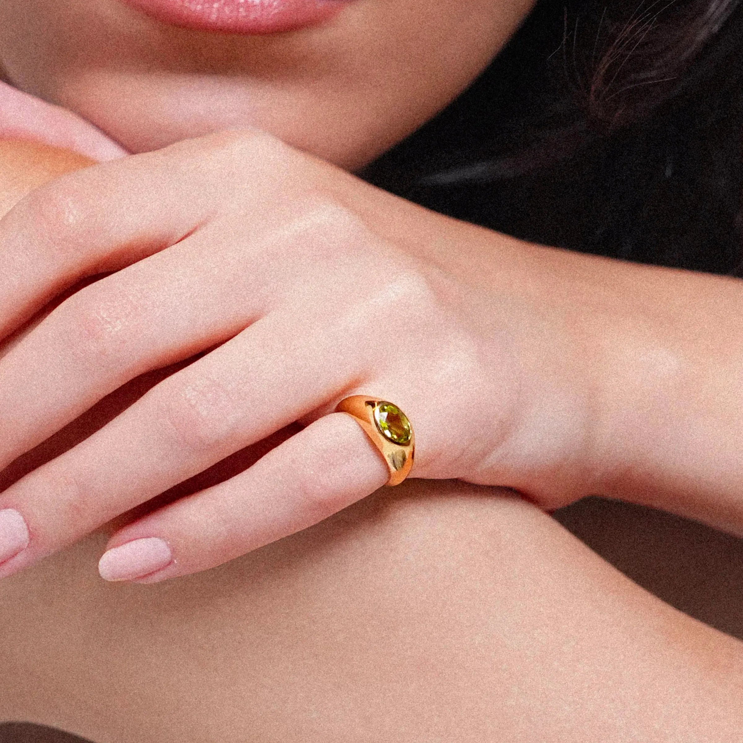 ANEL DE DEDINHO PEDRA OVAL - LOU – Ouro 18k Marine Joias