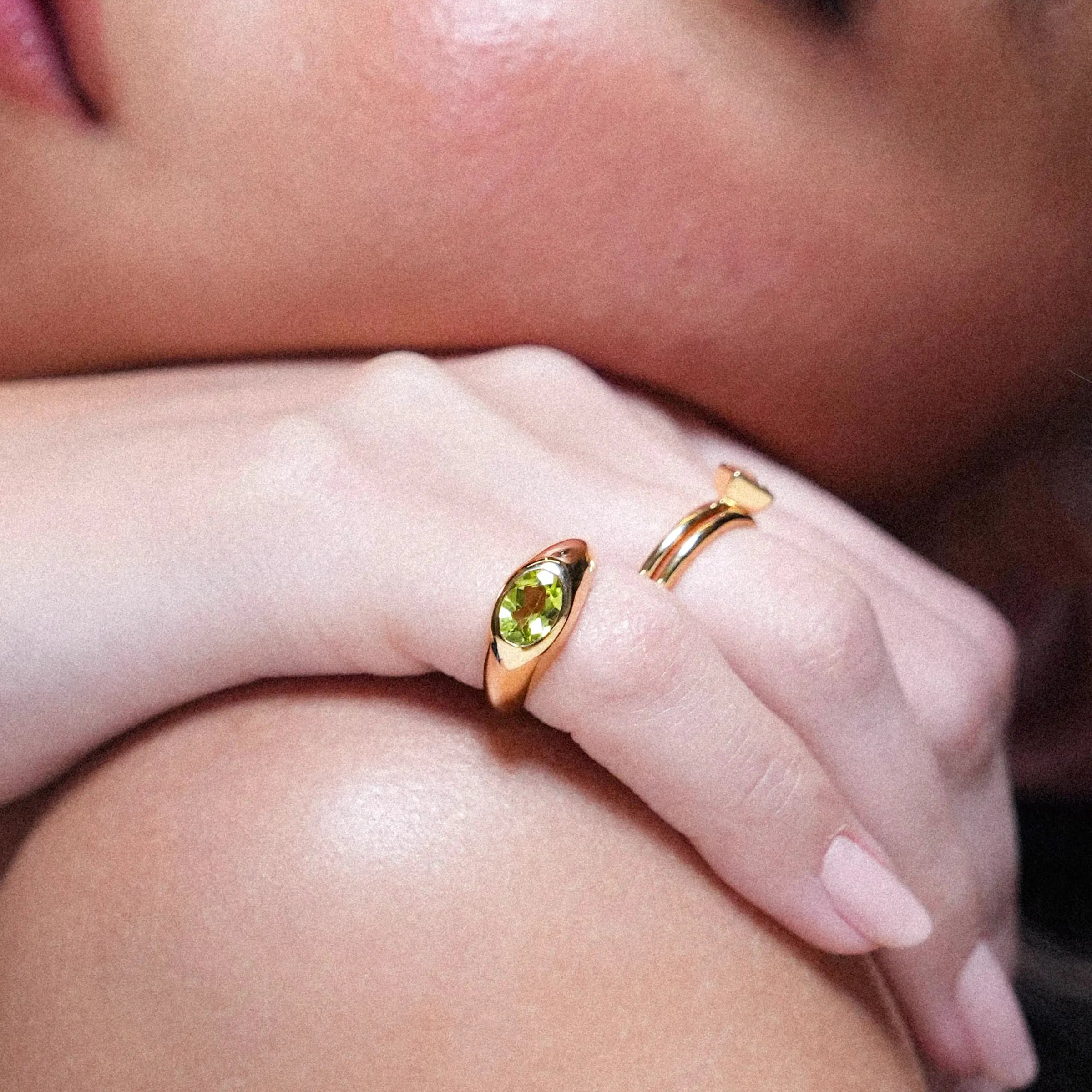 ANEL DE DEDINHO PEDRA OVAL - LOU – Ouro 18k Marine Joias