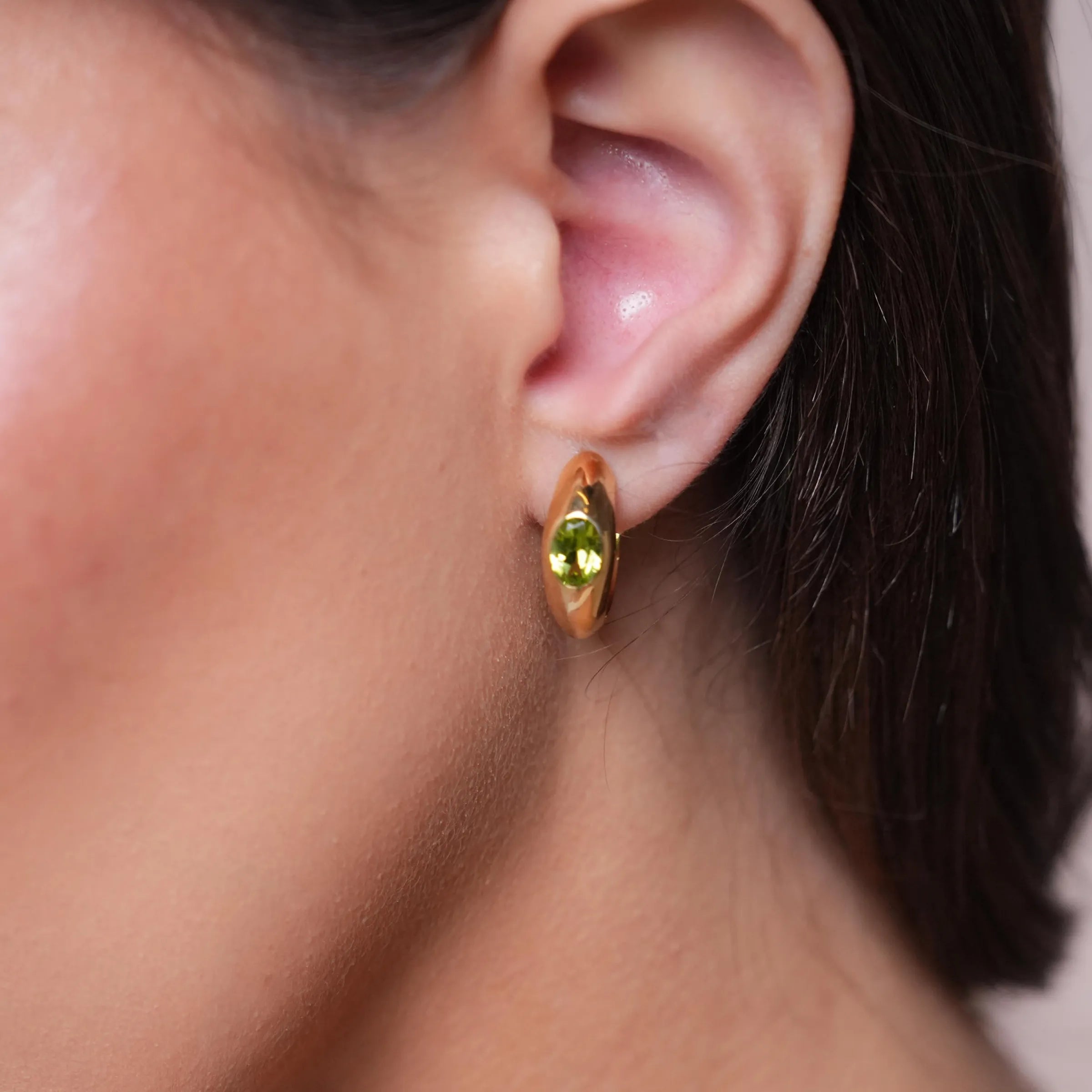 BRINCO ARGOLA BOMBÉ PEDRA OVAL - LOU - Ouro 18k Marine Joias