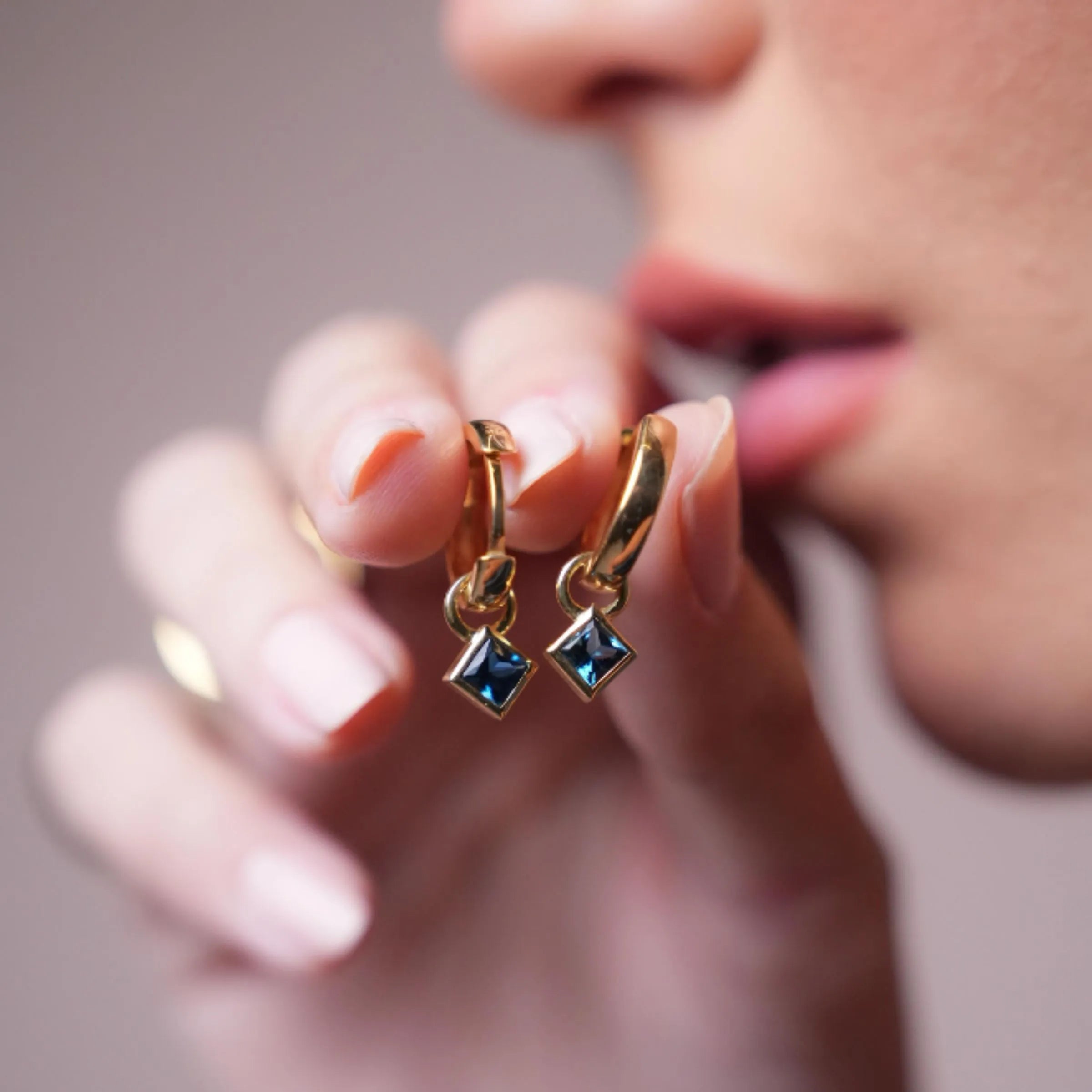 BRINCO ARGOLA LISA COM PINGENTE - LOU – Ouro 18k - TOPAZIO LONDON Marine Joias