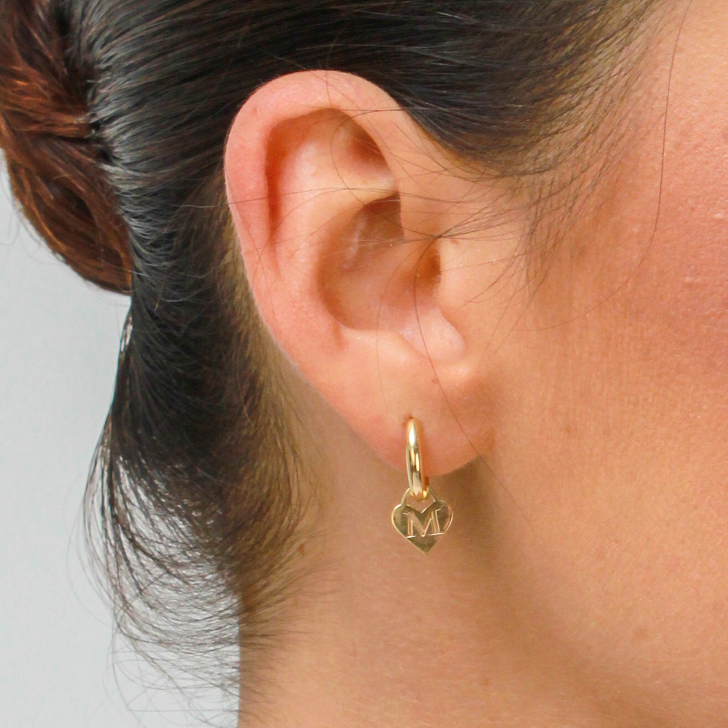 BRINCO ARGOLA COM INICIAL - OURO 18k