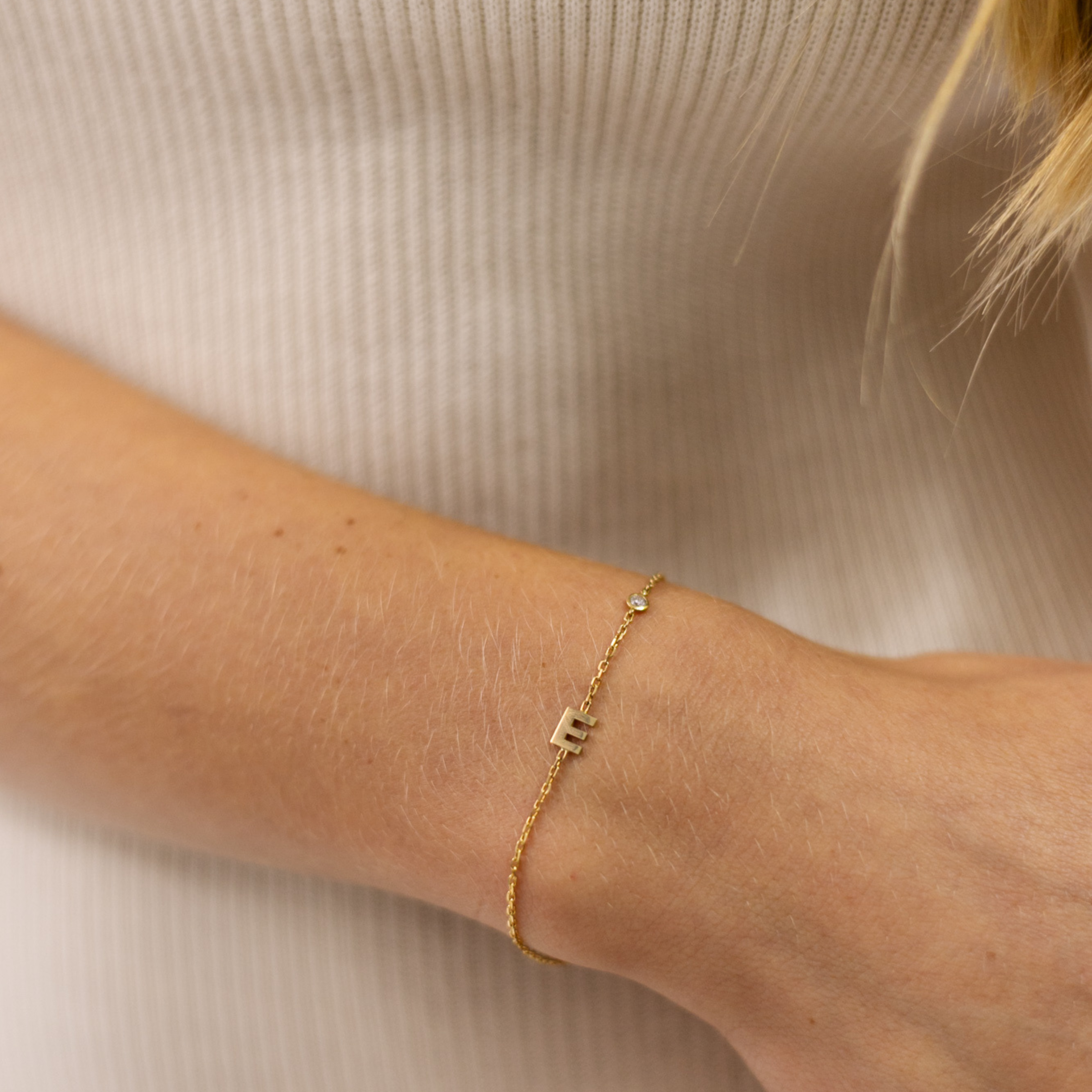 PULSEIRA LETRA E - OURO 18k E DIAMANTE